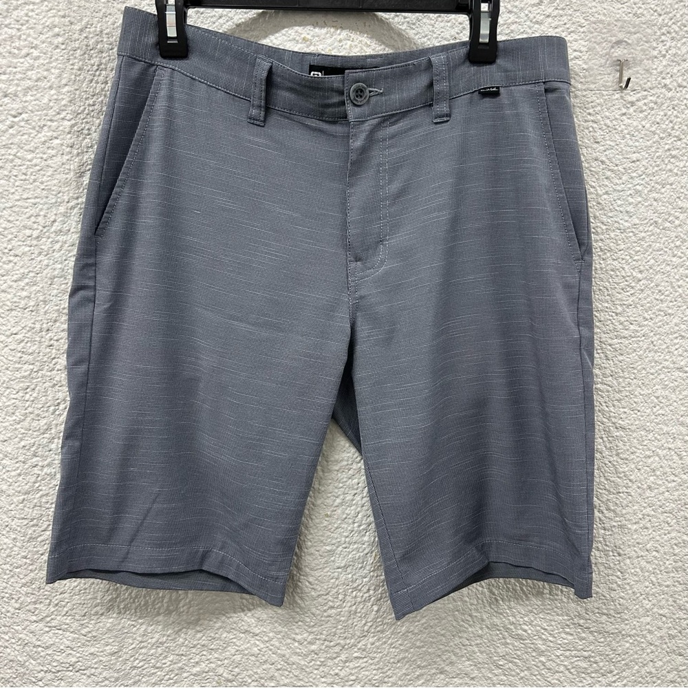 Travis Mathew Men’s 32 gray blue shorts, 2 slant pockets in front,